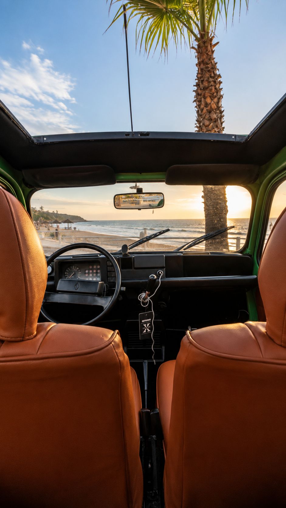 Intérieur cuir marron de la R4 avec vue mer