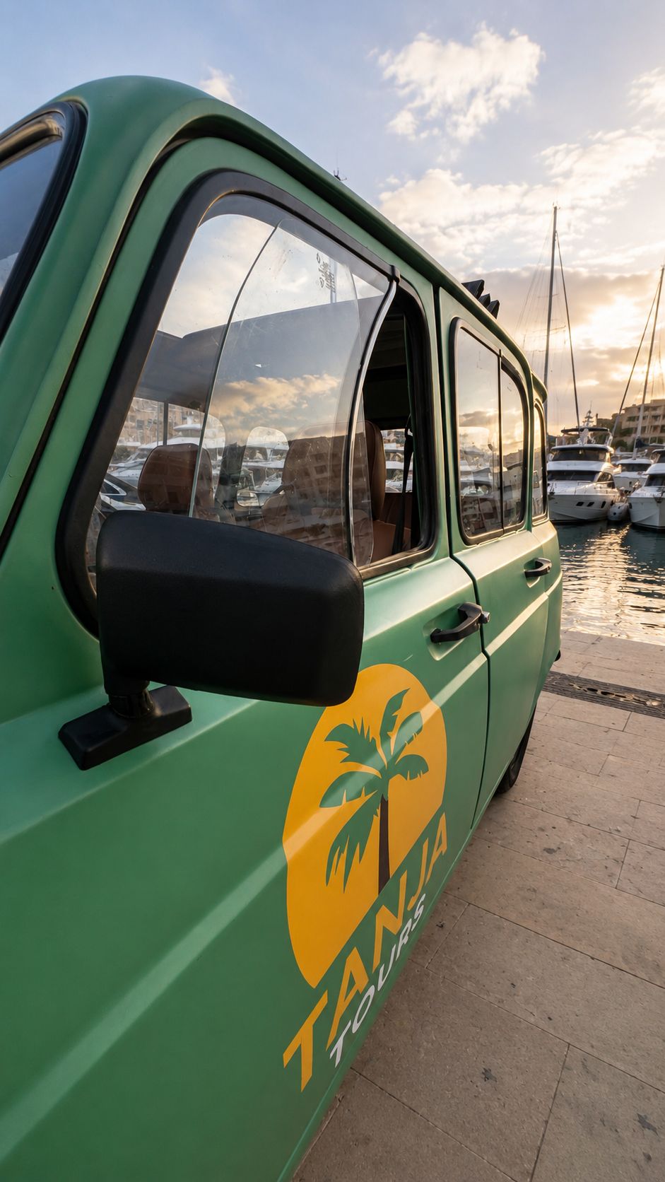 Gros plan sur la porte de la R4 dans la marina