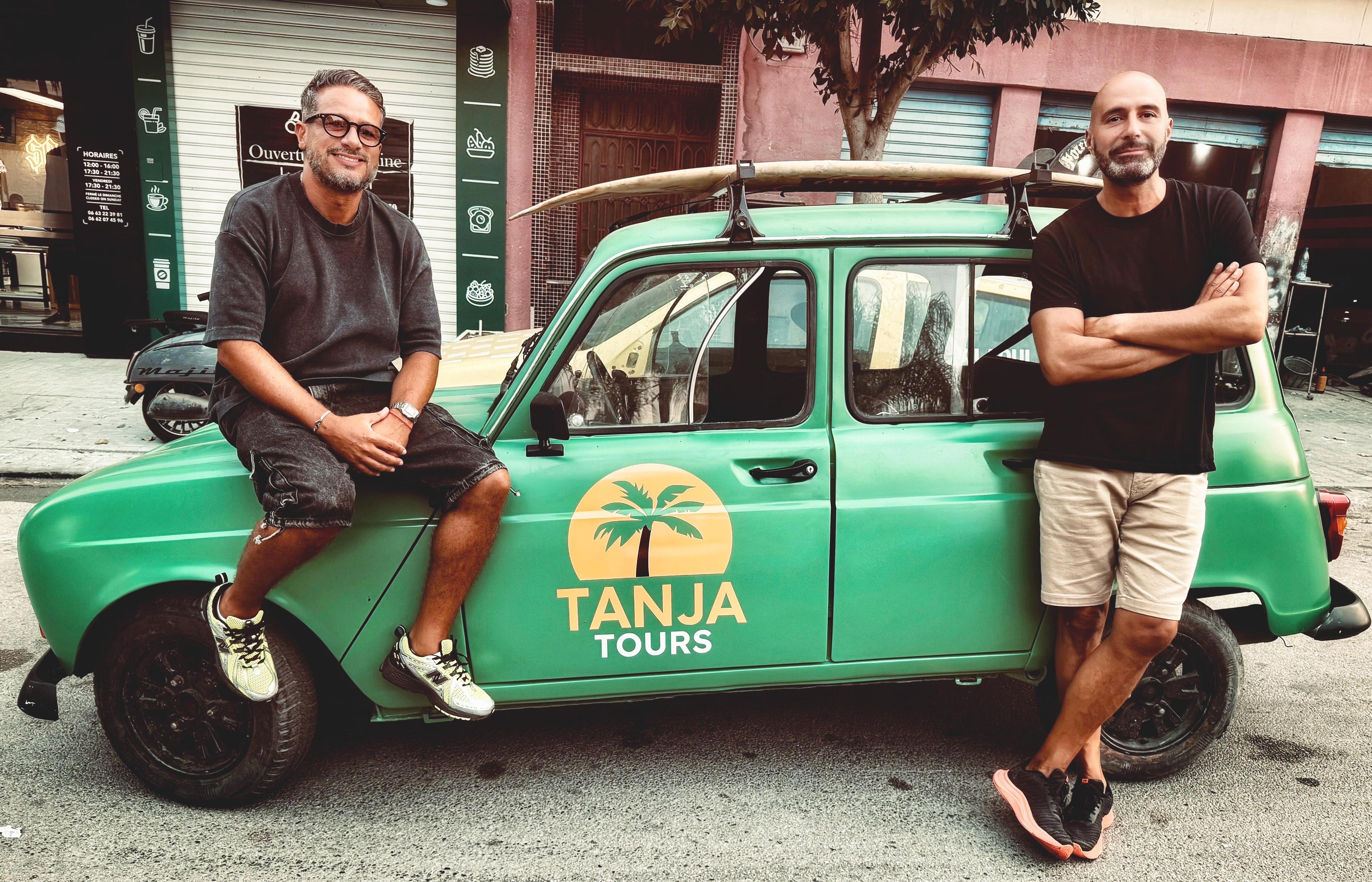 Said et Chokry, co-fondateurs de Tanja Tours, souriants avec leur Renault 4 vintage